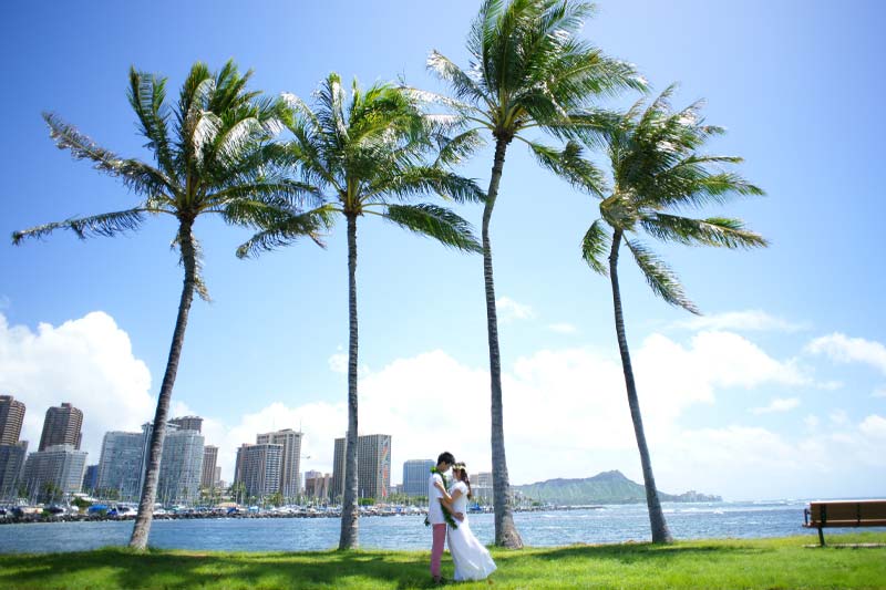 ハワイの海、風、太陽が二人を祝福