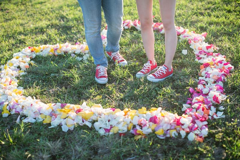 ハワイの花で作ったハートの中で記念撮影