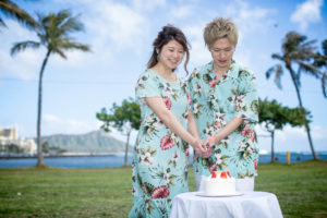 お父さんから新郎新婦へケーキをプレゼント